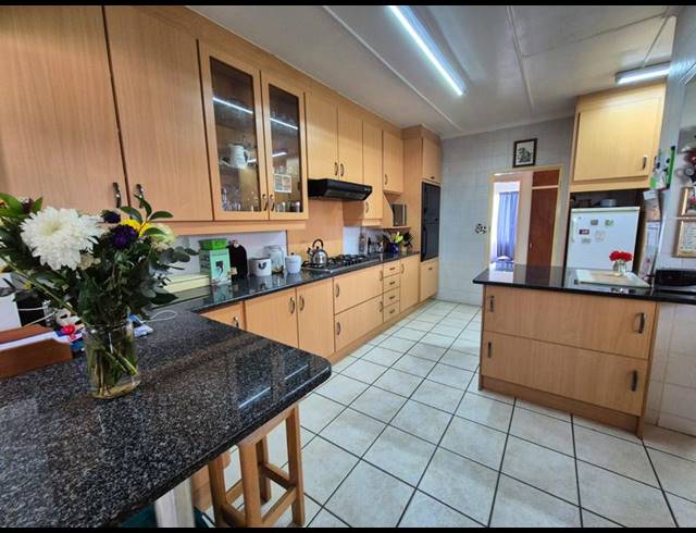 4 BEDROOM HOUSE FOR SALE IN BRACKENHURST